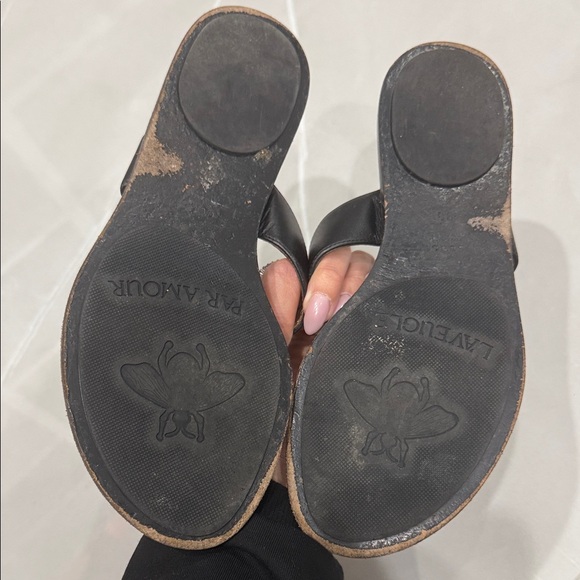 Gucci Black Sandals with Gold Logo - Picture 2 of 3
